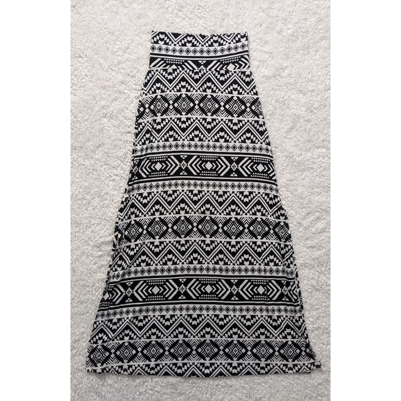 Charlotte Russe Dresses & Skirts - Charlotte russe black and white patterned maxi skirt Size XS